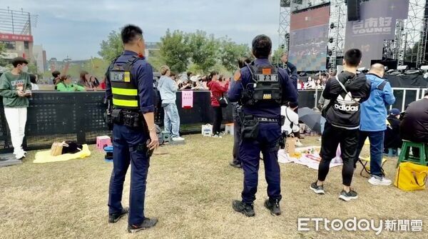 ▲北部發生隨機攻擊事件後首場官方大型活動，「台南好Young」耶誕搖滾演唱會20日晚間如期登場，市府全面加強維安。（記者林東良翻攝，下同）