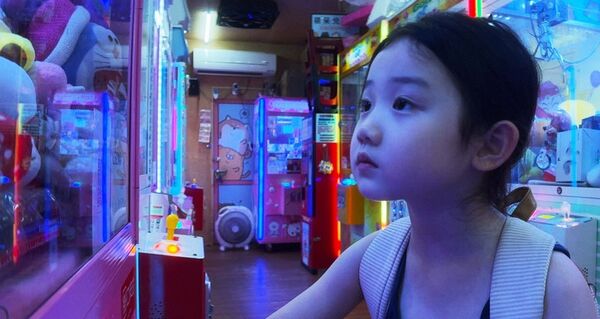 ▲▼左撇子女孩。（圖／imdb）