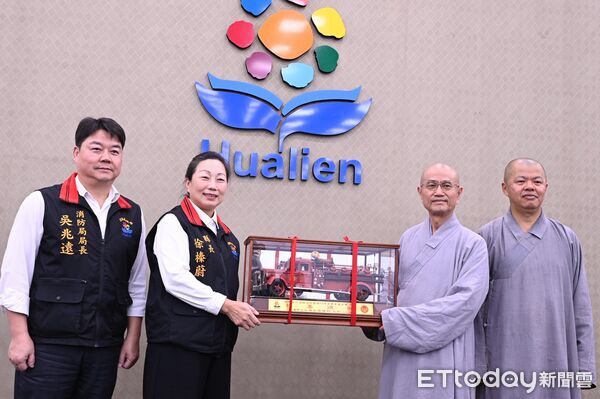 ▲▼法鼓山基金會捐贈花蓮消防局水庫消防車，舉行捐車儀式。（圖／花蓮縣政府提供，下同）