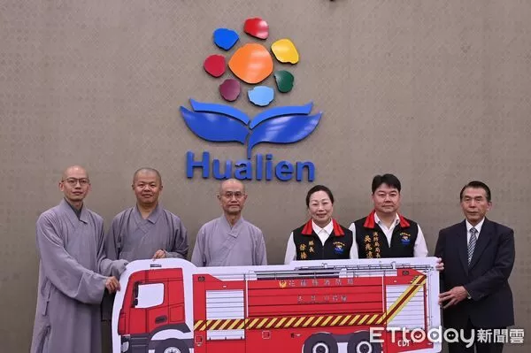 ▲▼法鼓山基金會捐贈花蓮消防局水庫消防車，舉行捐車儀式。（圖／花蓮縣政府提供，下同）