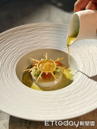 ▲方蒔冬季菜單-澎湖白金-澎湖北海手釣土魠、澎湖望安酸瓜、蘋果、刺蔥、烏魚子。（圖／方蒔提供）