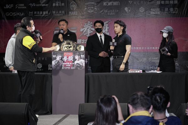 ▲孫生(左)記者會上爆發衝突。（圖／攝影中心，葉文正攝）