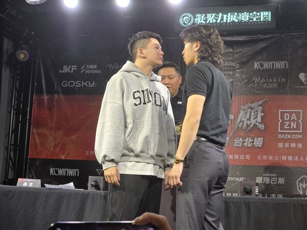 ▲孫生(左)記者會上爆發衝突。（圖／攝影中心，葉文正攝）