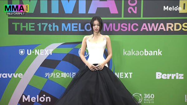 ▲▼MMA／Jennie女王之姿駕到！「舊情人」Kai走在後面　巧妙擦肩而過。（圖／翻攝自Melon YouTube）