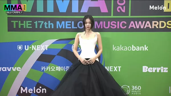 ▲▼MMA／Jennie女王之姿駕到！「舊情人」Kai走在後面　巧妙擦肩而過。（圖／翻攝自Melon YouTube）