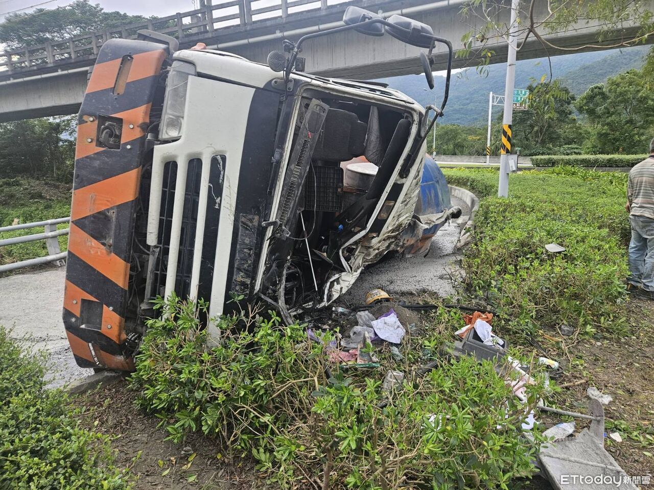 花蓮水泥車過彎翻車!水泥流滿路面驚險畫面曝 駕駛雙腳遭夾