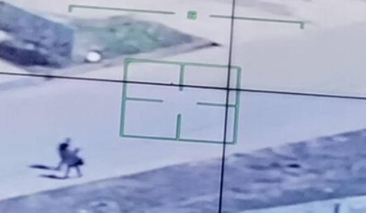 ▲▼柬埔寨賭場遭泰軍F-16空襲　詐騙集團「驚恐逃竄」畫面曝。（圖／翻攝自Khaosod）