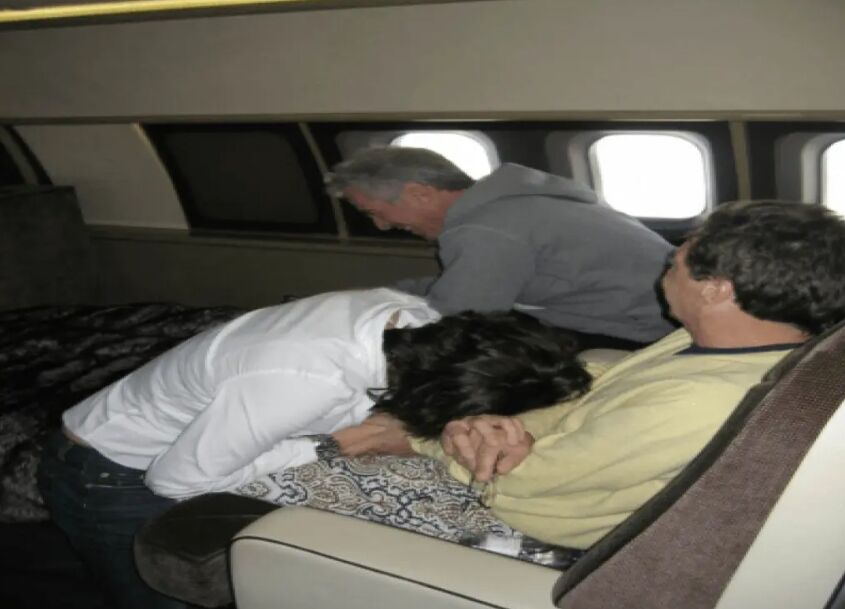 ▲▼ 美國司法部19日公開已故富商、性犯罪者艾普斯坦（Jeffrey Epstein）大量檔案照片。其前女友、已定罪共犯麥克斯威爾（Ghislaine Maxwell）也出現其中（圖／翻攝美國司法部）