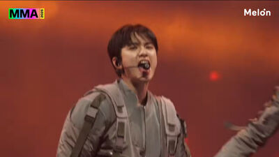 D.O.衝回MMA表演!帥氣軍裝合體EXO 狀態超猛「零失誤飆唱5首歌」