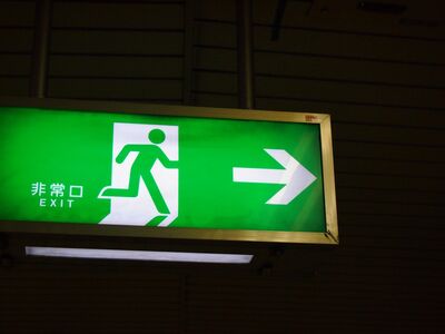 緊急逃生口小綠人真名曝光！身世藏沉重過往　網驚：冷知識太強