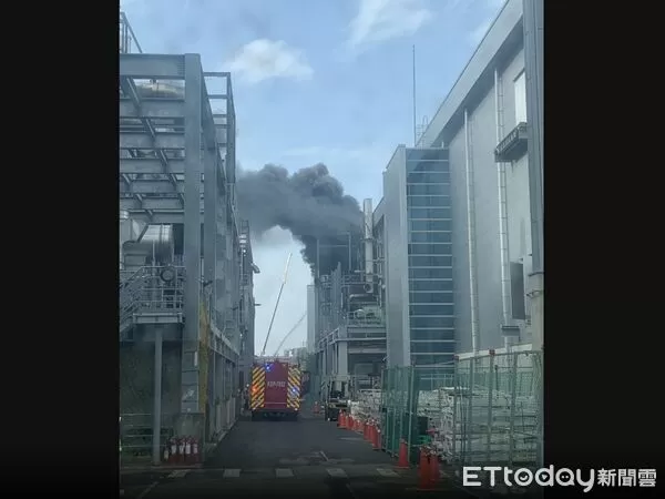 ▲▼台南安南區科技一路一家半導體大廠今(20日)發生火警。（圖／記者林東良翻攝）
