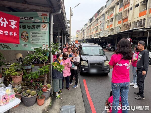 ▲台南市五心共融協會冬至前夕準備湯圓與素食菜包，與社區居民分享節氣溫暖。（記者林東良翻攝，下同）