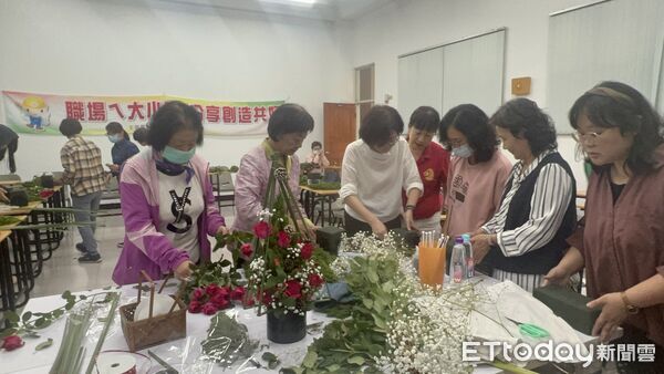 ▲台南市勞工局於曾文市政願景園區開辦生活花藝課程，學員親手創作聖誕節慶桌花。（記者林東良翻攝，下同）