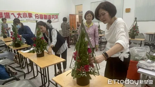 ▲台南市勞工局於曾文市政願景園區開辦生活花藝課程，學員親手創作聖誕節慶桌花。（記者林東良翻攝，下同）
