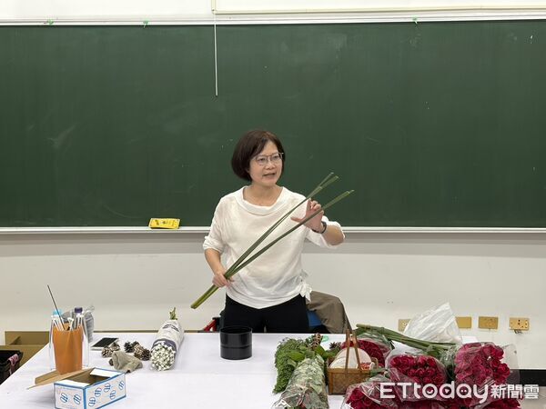 ▲台南市勞工局於曾文市政願景園區開辦生活花藝課程，學員親手創作聖誕節慶桌花。（記者林東良翻攝，下同）