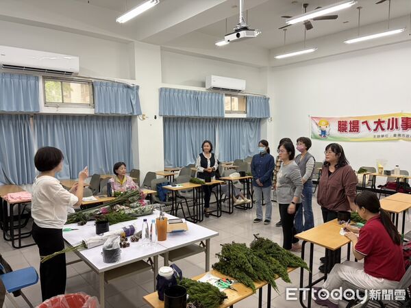▲台南市勞工局於曾文市政願景園區開辦生活花藝課程，學員親手創作聖誕節慶桌花。（記者林東良翻攝，下同）
