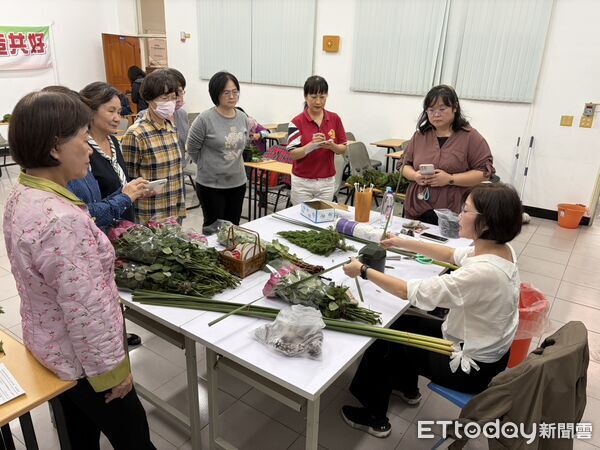 ▲台南市勞工局於曾文市政願景園區開辦生活花藝課程，學員親手創作聖誕節慶桌花。（記者林東良翻攝，下同）