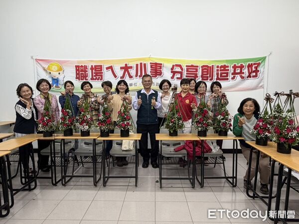 ▲台南市勞工局於曾文市政願景園區開辦生活花藝課程，學員親手創作聖誕節慶桌花。（記者林東良翻攝，下同）