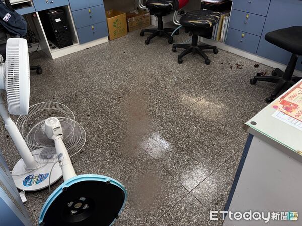 ▲▼新北三峽一名呂姓男子手持雙刀闖入一處辦公室，遭警方強勢壓制。（圖／記者陸運陞翻攝）