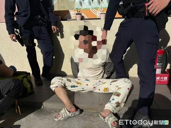 ▲▼新北三峽一名呂姓男子手持雙刀闖入一處辦公室，遭警方強勢壓制。（圖／記者陸運陞翻攝）