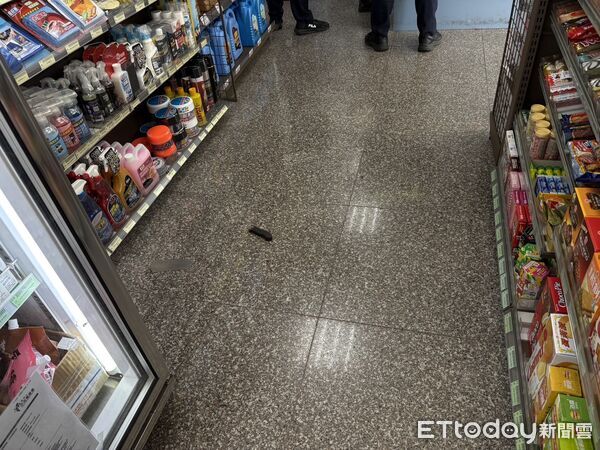 ▲▼新北三峽一名呂姓男子手持雙刀闖入一處辦公室，遭警方強勢壓制。（圖／記者陸運陞翻攝）