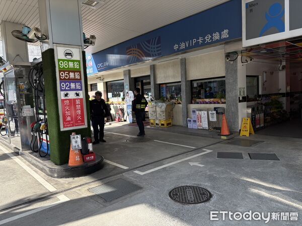 ▲▼新北三峽一名呂姓男子手持雙刀闖入一處辦公室，遭警方強勢壓制。（圖／記者陸運陞翻攝）