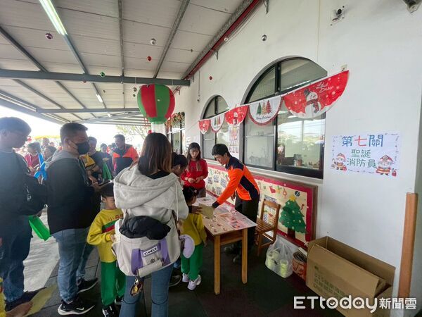▲南消官田消防分隊走進幼兒園聖誕活動，透過闖關遊戲向幼童宣導防災觀念。（記者林東良翻攝，下同）