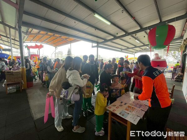 ▲南消官田消防分隊走進幼兒園聖誕活動，透過闖關遊戲向幼童宣導防災觀念。（記者林東良翻攝，下同）