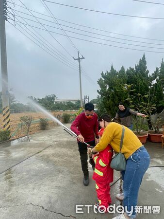 ▲南消官田消防分隊走進幼兒園聖誕活動，透過闖關遊戲向幼童宣導防災觀念。（記者林東良翻攝，下同）