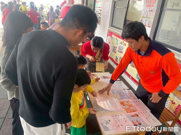 ▲南消官田消防分隊走進幼兒園聖誕活動，透過闖關遊戲向幼童宣導防災觀念。（記者林東良翻攝，下同）