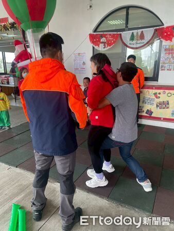 ▲南消官田消防分隊走進幼兒園聖誕活動，透過闖關遊戲向幼童宣導防災觀念。（記者林東良翻攝，下同）