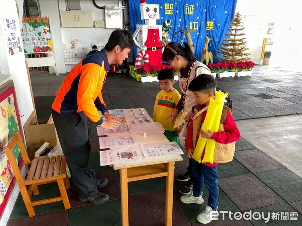 ▲南消官田消防分隊走進幼兒園聖誕活動，透過闖關遊戲向幼童宣導防災觀念。（記者林東良翻攝，下同）