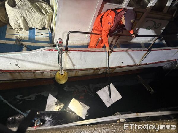 ▲海巡人員迅速清除守護綠島海洋生態。（圖／記者楊晨東翻攝）