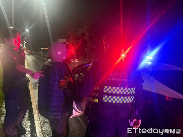 ▲台東美和派出所協助失智老人逆向騎車迷途返家。（圖／記者楊晨東翻攝）