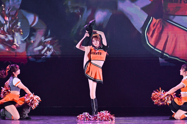 ▲▼讀賣巨人啦啦隊 VENUS 首次台灣見面會，甫卸任的隊長伊藤RUUNA 擔任本次活動主持人，前隊長、現任中信兄弟啦啦隊的一字馬女神「菊池桃子」現身共舞，並於活動中公布 2026 年新隊長。（圖／記者李毓康攝）