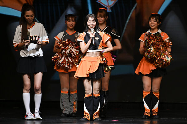 ▲▼讀賣巨人啦啦隊 VENUS 首次台灣見面會，甫卸任的隊長伊藤RUUNA 擔任本次活動主持人，前隊長、現任中信兄弟啦啦隊的一字馬女神「菊池桃子」現身共舞，並於活動中公布 2026 年新隊長。（圖／記者李毓康攝）