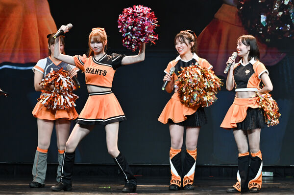 ▲▼讀賣巨人啦啦隊 VENUS 首次台灣見面會，甫卸任的隊長伊藤RUUNA 擔任本次活動主持人，前隊長、現任中信兄弟啦啦隊的一字馬女神「菊池桃子」現身共舞，並於活動中公布 2026 年新隊長。（圖／記者李毓康攝）