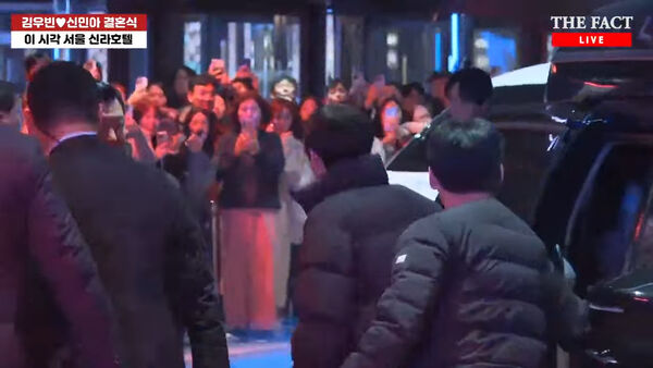 ▲▼D.O.在MMA典禮專車直奔金宇彬身邊　快速衝進飯店全被拍。（圖／翻攝自THE FACT)