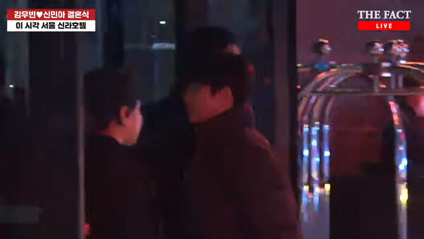 ▲▼D.O.趕上婚禮了！MMA典禮專車直奔金宇彬身邊　快速衝進飯店全被拍。（圖／翻攝自THE FACT)