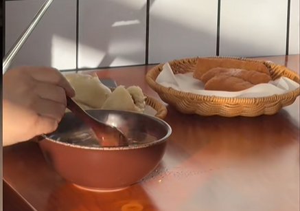 ▲▼26歲鄭州小夥倫敦鬧市開店賣胡辣湯。（圖／翻攝自小紅書）