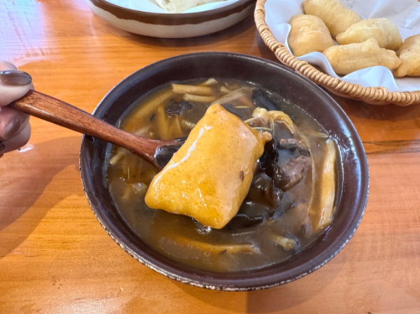 ▲▼26歲鄭州小夥倫敦鬧市開店賣胡辣湯。（圖／翻攝自小紅書）