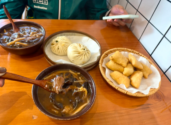 ▲▼26歲鄭州小夥倫敦鬧市開店賣胡辣湯。（圖／翻攝自小紅書）