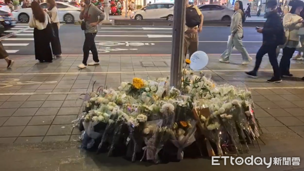 ▲▼張文隨機攻擊4死，民眾在誠品南西店前擺放鮮花、氣球哀悼。（圖／記者陸運陞攝）
