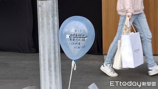 ▲▼張文隨機攻擊4死，民眾在誠品南西店前擺放鮮花、氣球哀悼。（圖／記者陸運陞攝）