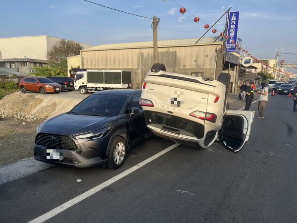 ▲彰化溪湖鎮發生追撞2車翻覆意外。（圖／民眾提供）