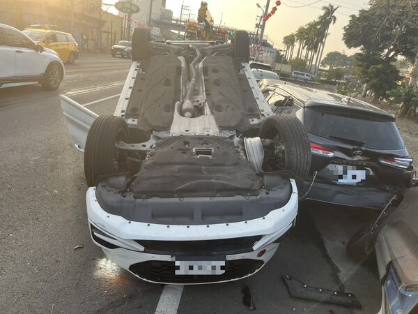 ▲彰化溪湖鎮發生追撞2車翻覆意外。（圖／民眾提供）