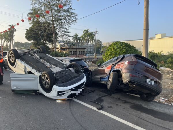 ▲彰化溪湖鎮發生追撞2車翻覆意外。（圖／民眾提供）