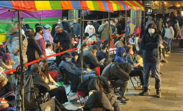 ▲鹿港天后宮開放點燈排隊人潮。（圖／民眾提供）