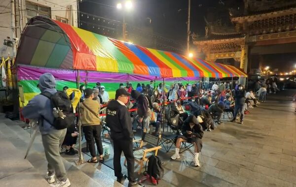 ▲鹿港天后宮開放點燈排隊人潮。（圖／民眾提供）