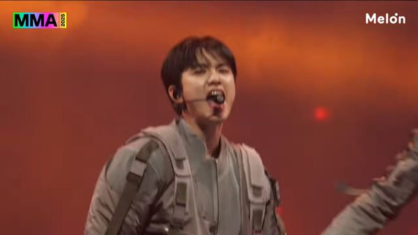 ▲▼D.O.衝回MMA表演！帥氣軍裝合體EXO　狀態超狂「零失誤飆唱5首歌」。（圖／翻攝自Melon YouTube）